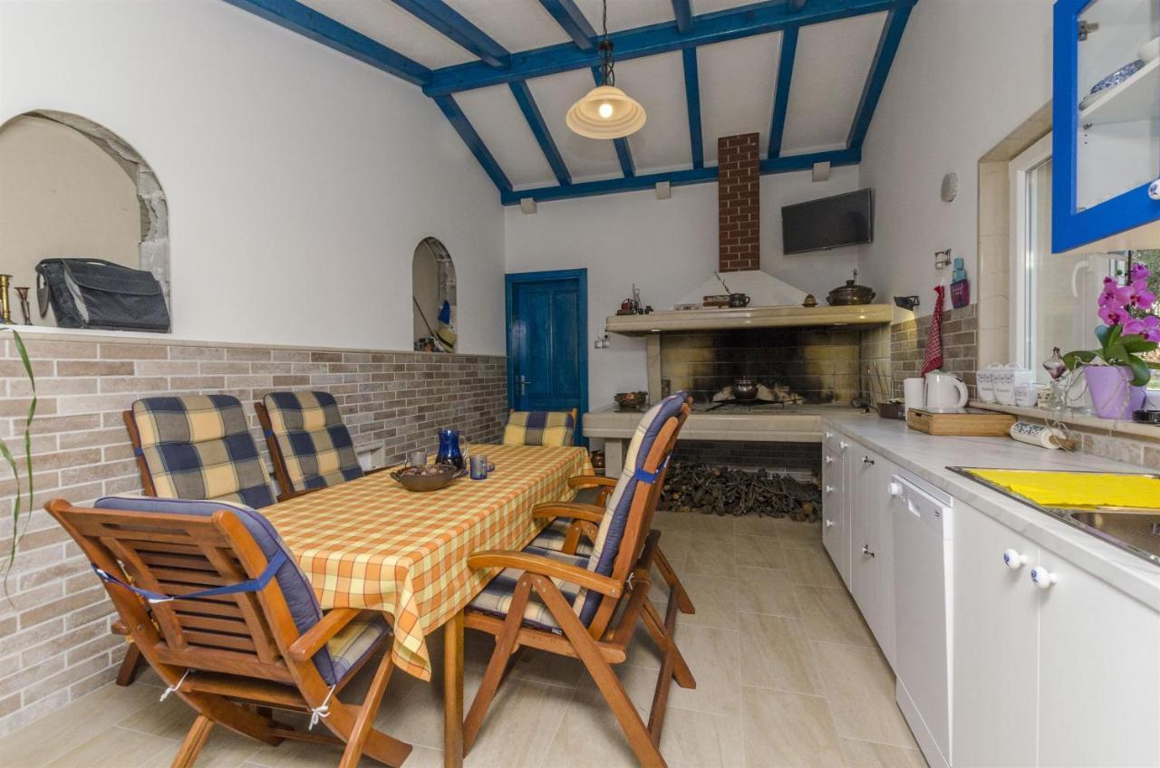 Apartments And Rooms Lea Бол Екстериор снимка