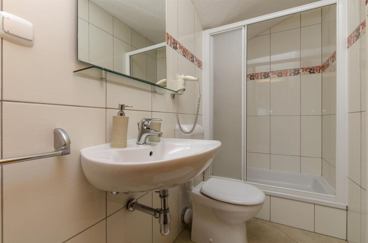 Apartments And Rooms Lea Бол Екстериор снимка