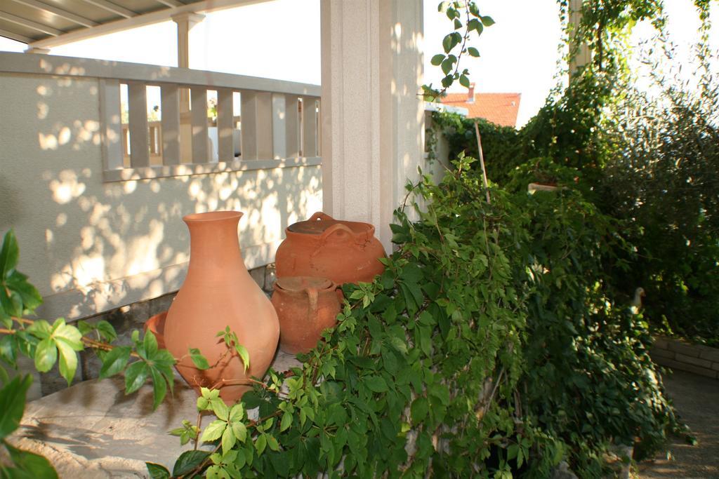 Apartments And Rooms Lea Бол Екстериор снимка