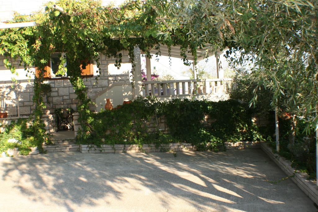 Apartments And Rooms Lea Бол Екстериор снимка