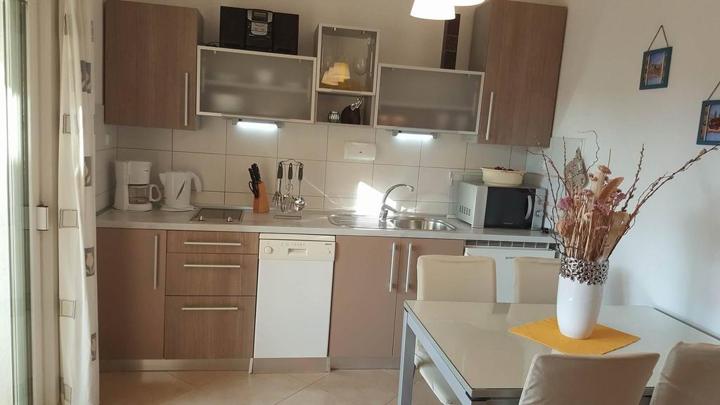 Apartments And Rooms Lea Бол Екстериор снимка