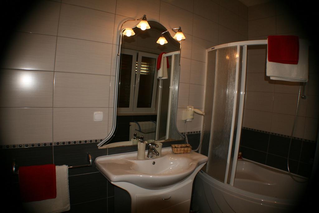 Apartments And Rooms Lea Бол Екстериор снимка