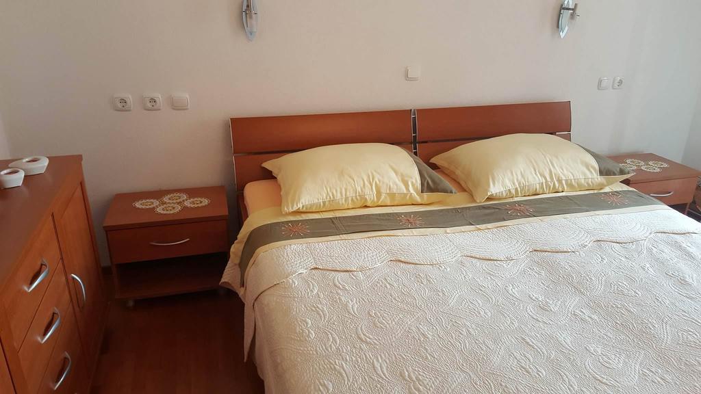 Apartments And Rooms Lea Бол Екстериор снимка