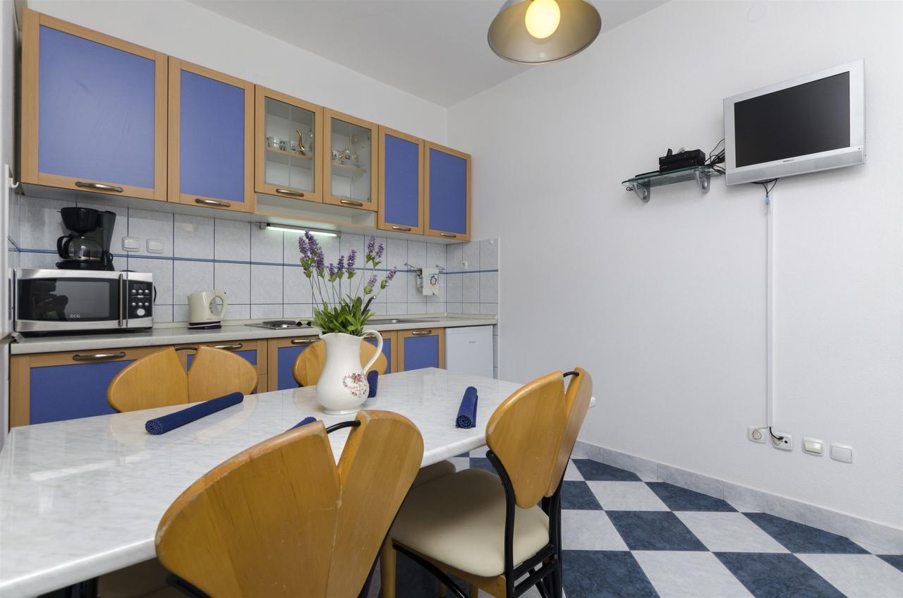 Apartments And Rooms Lea Бол Екстериор снимка
