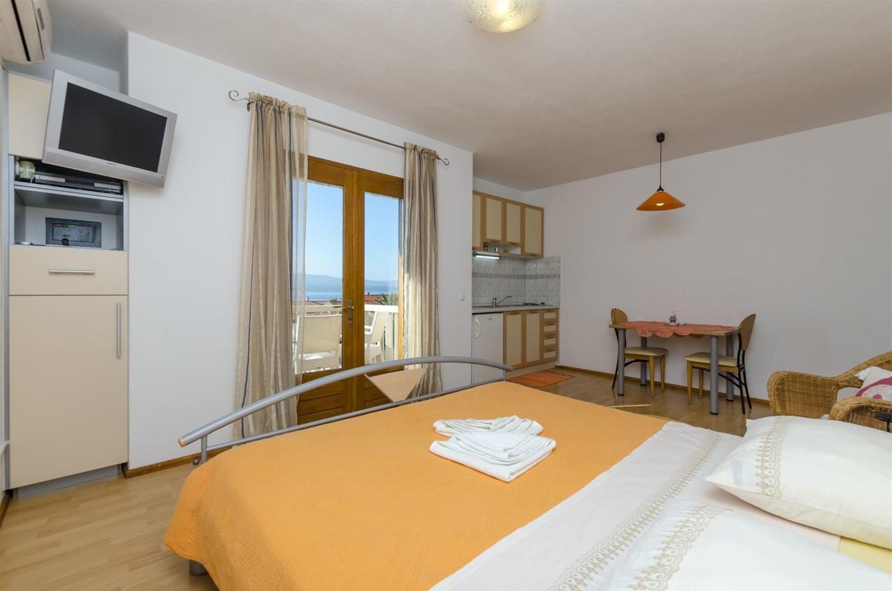 Apartments And Rooms Lea Бол Екстериор снимка
