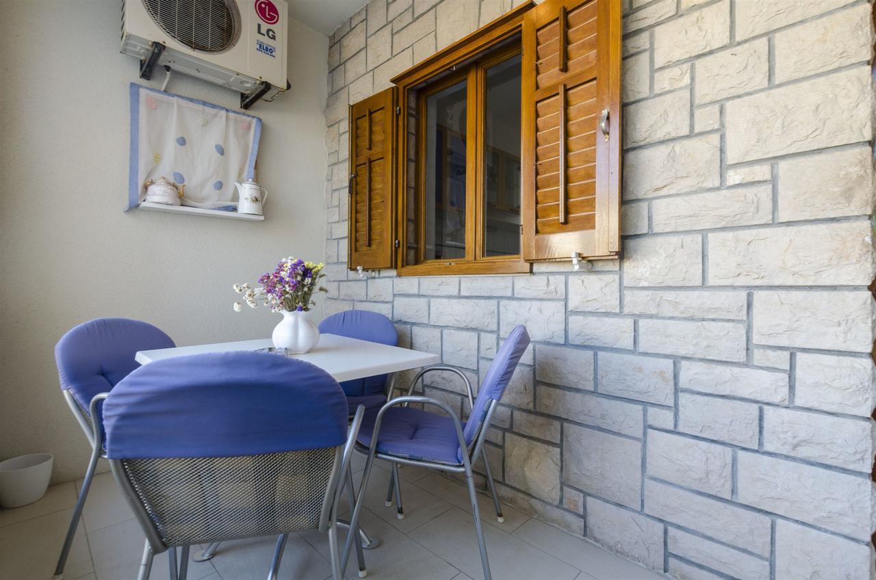 Apartments And Rooms Lea Бол Екстериор снимка