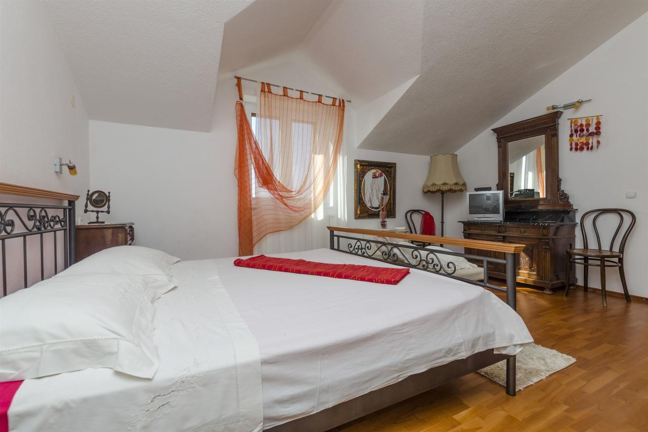 Apartments And Rooms Lea Бол Екстериор снимка