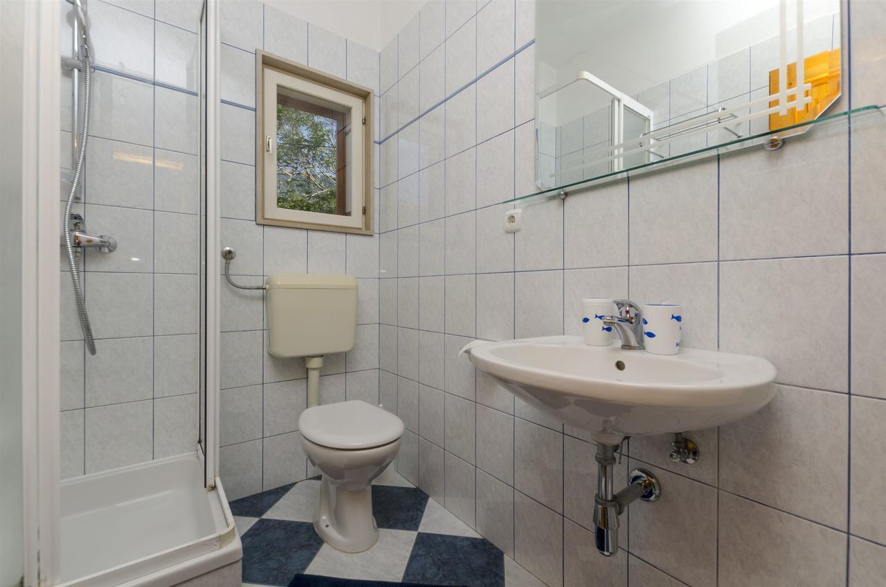 Apartments And Rooms Lea Бол Екстериор снимка