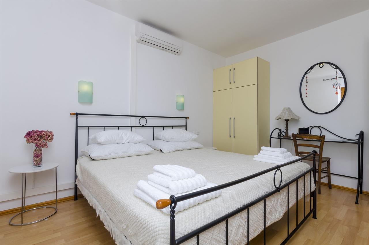 Apartments And Rooms Lea Бол Екстериор снимка
