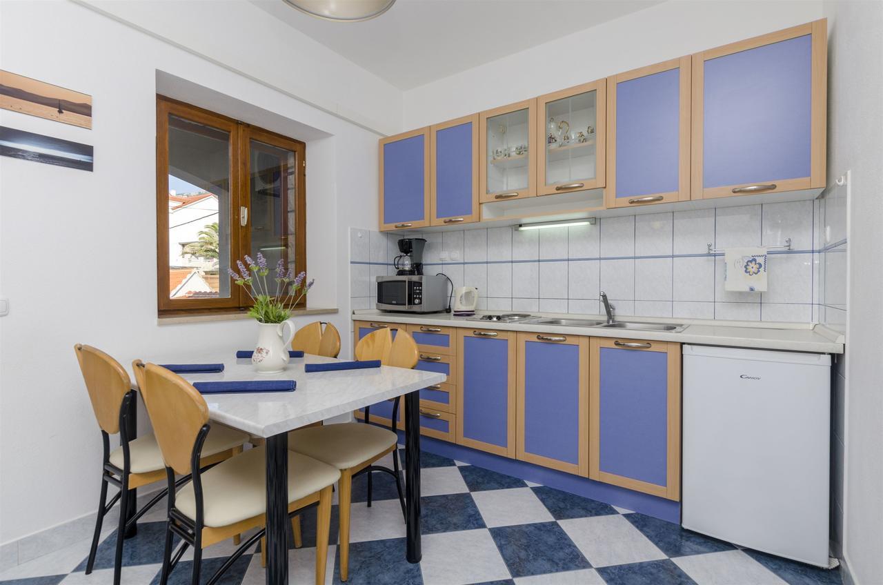 Apartments And Rooms Lea Бол Екстериор снимка