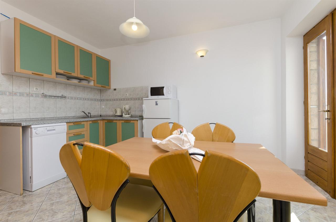 Apartments And Rooms Lea Бол Екстериор снимка