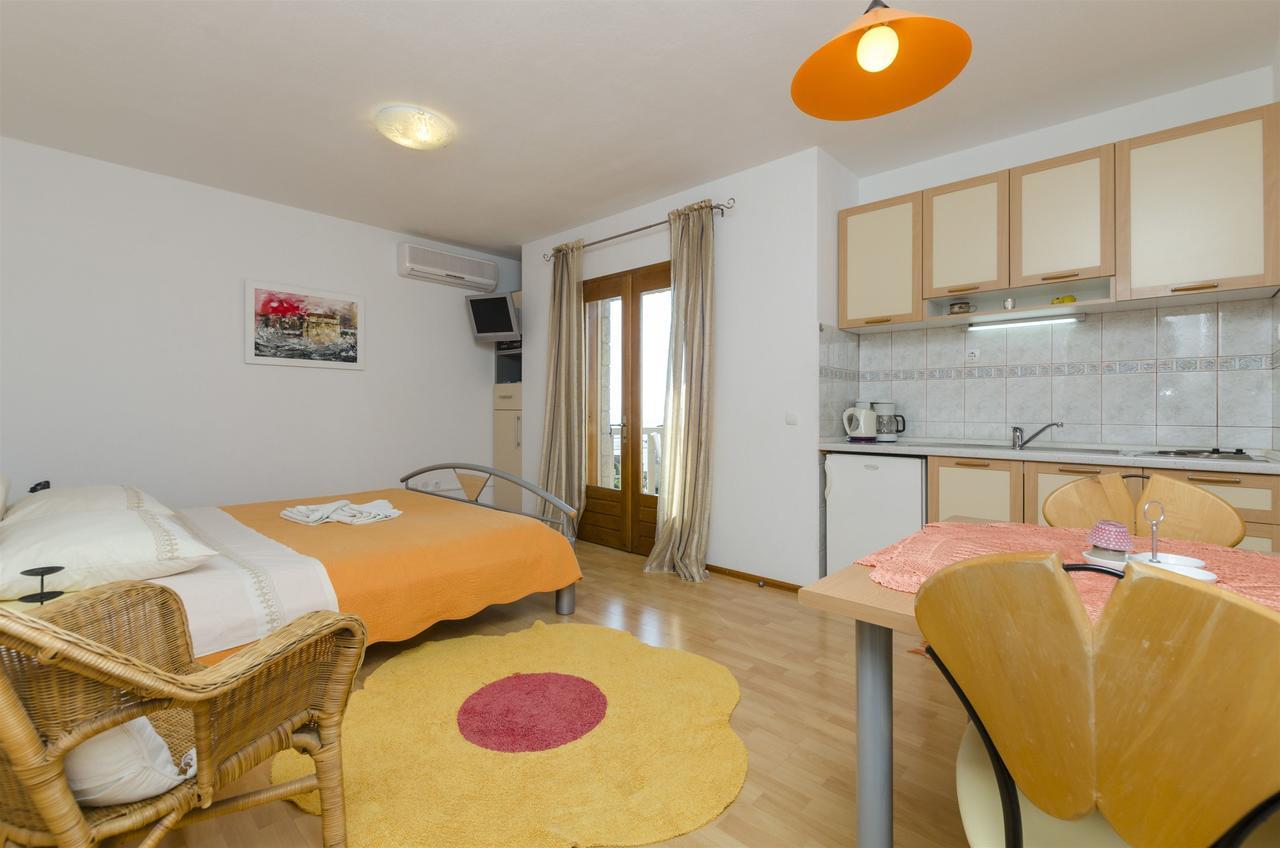 Apartments And Rooms Lea Бол Екстериор снимка