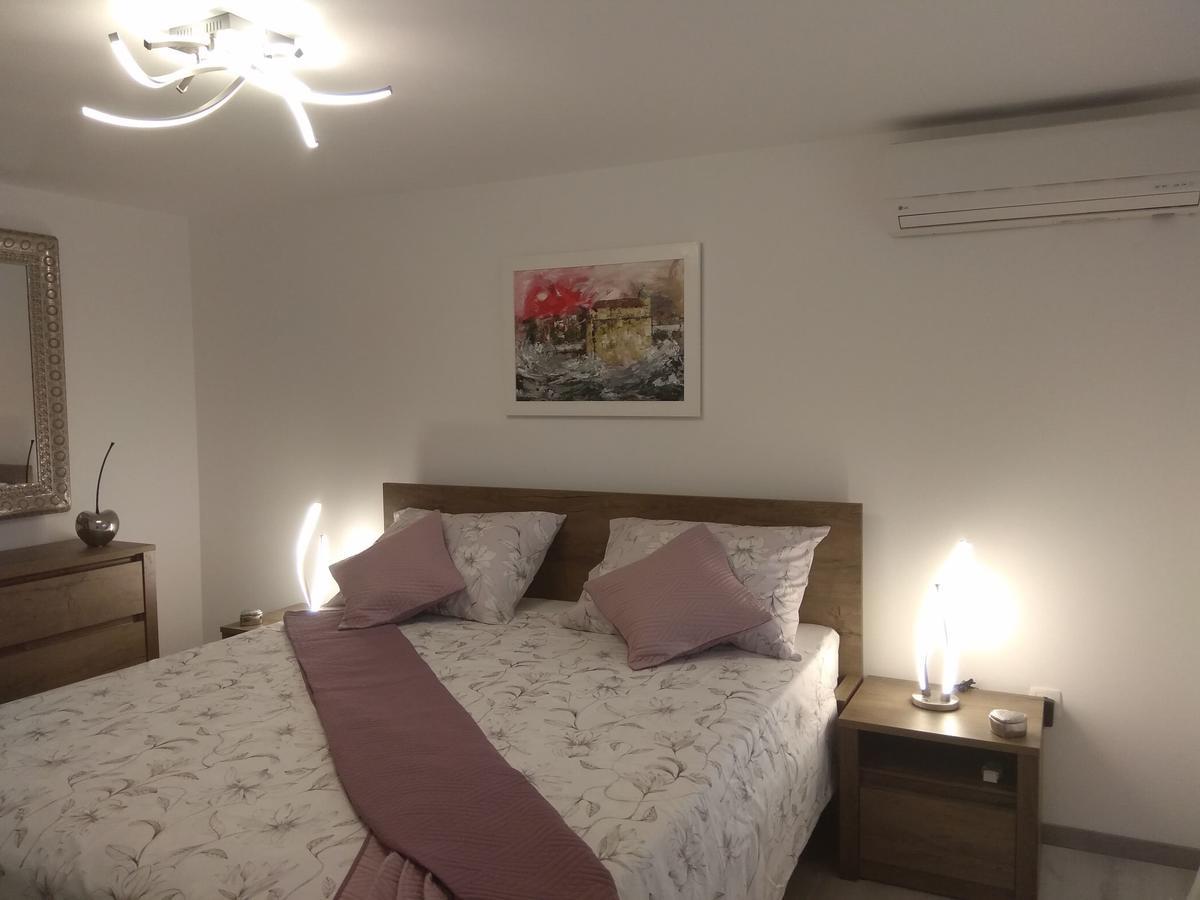 Apartments And Rooms Lea Бол Екстериор снимка
