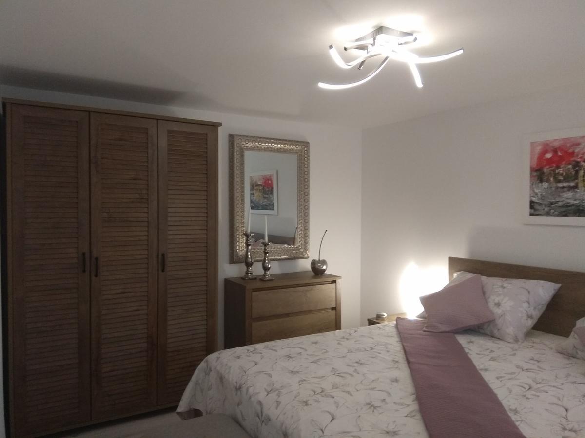 Apartments And Rooms Lea Бол Екстериор снимка