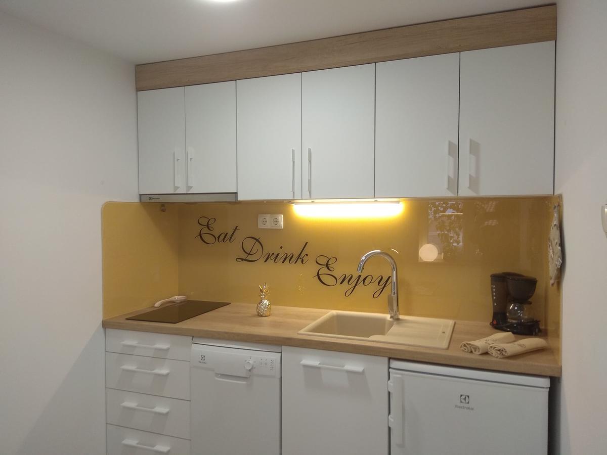 Apartments And Rooms Lea Бол Екстериор снимка