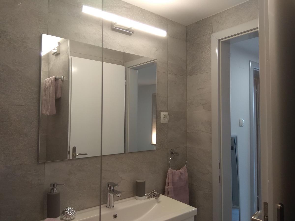 Apartments And Rooms Lea Бол Екстериор снимка
