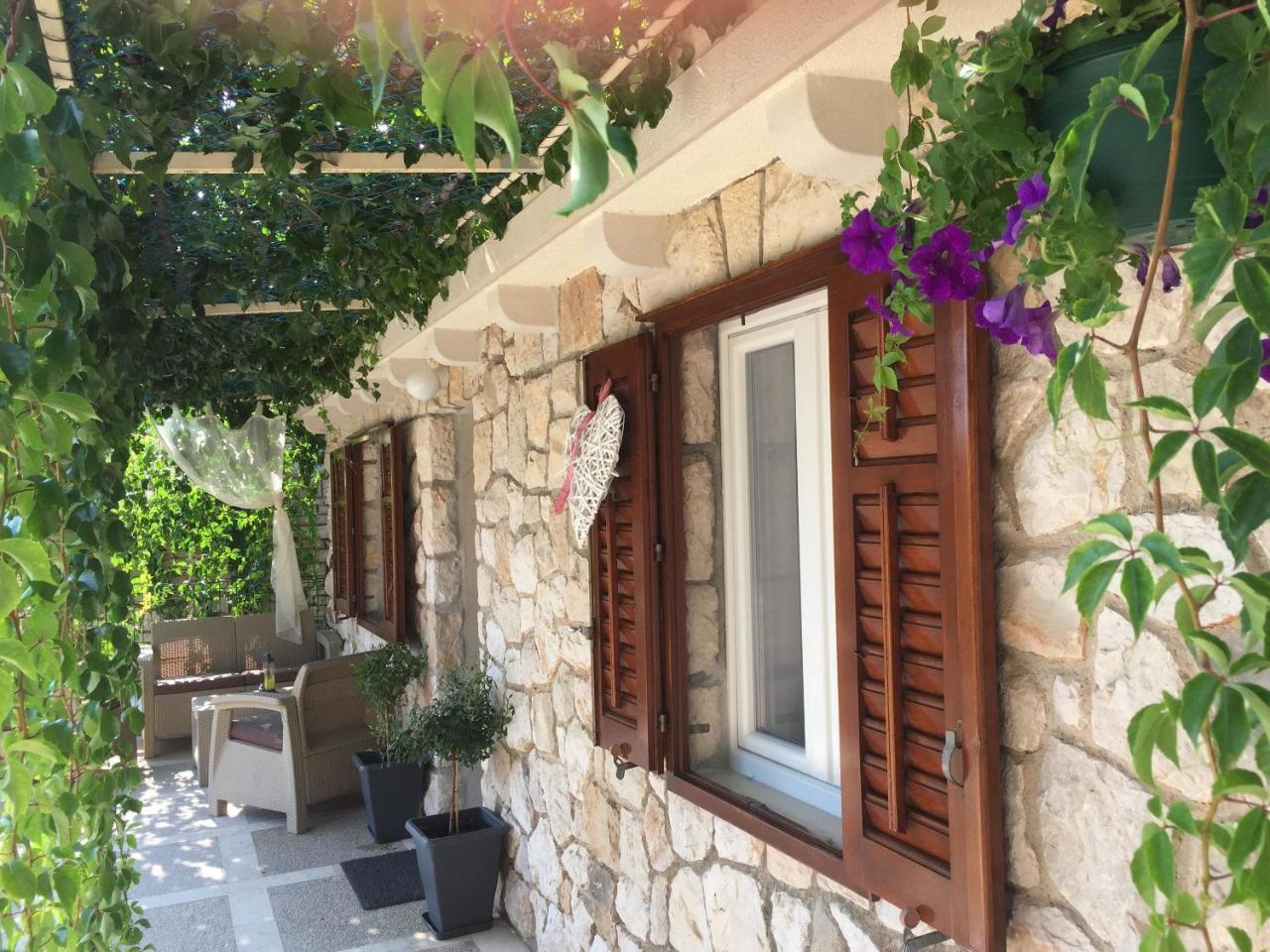 Apartments And Rooms Lea Бол Екстериор снимка